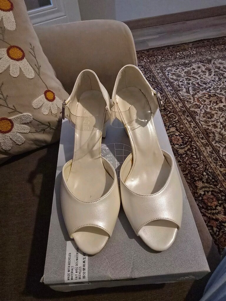Ekru deri topuklu ayakkabı