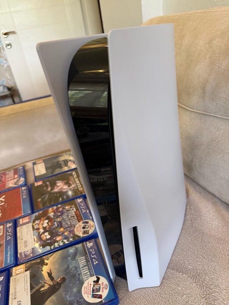 Playstation 5 + 2 Kol ve Şarj İstas, 10 PS4 Oyunu ve Logitech Kulaklık - 7