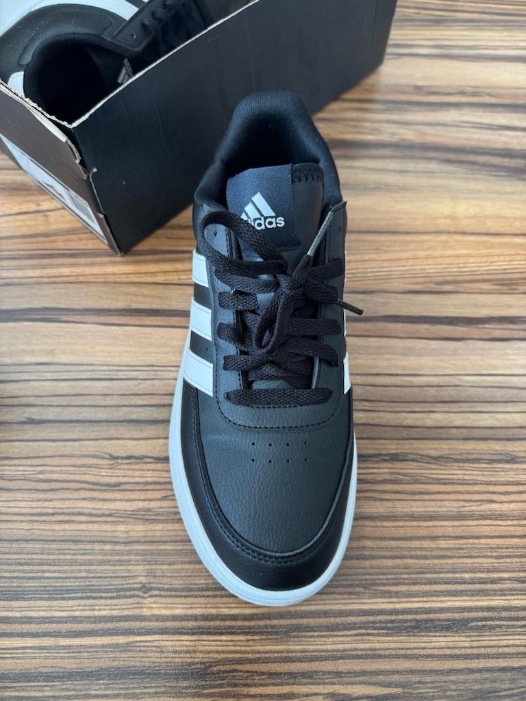 Adidas günlük ayakkabı giyilmedi
