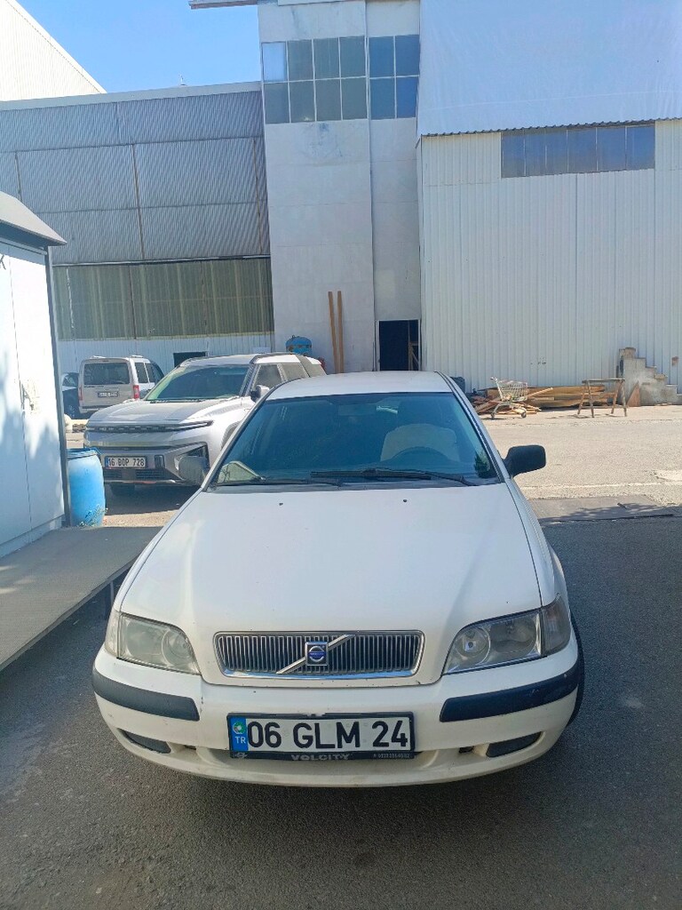 2001 model Volvo V40 - 5