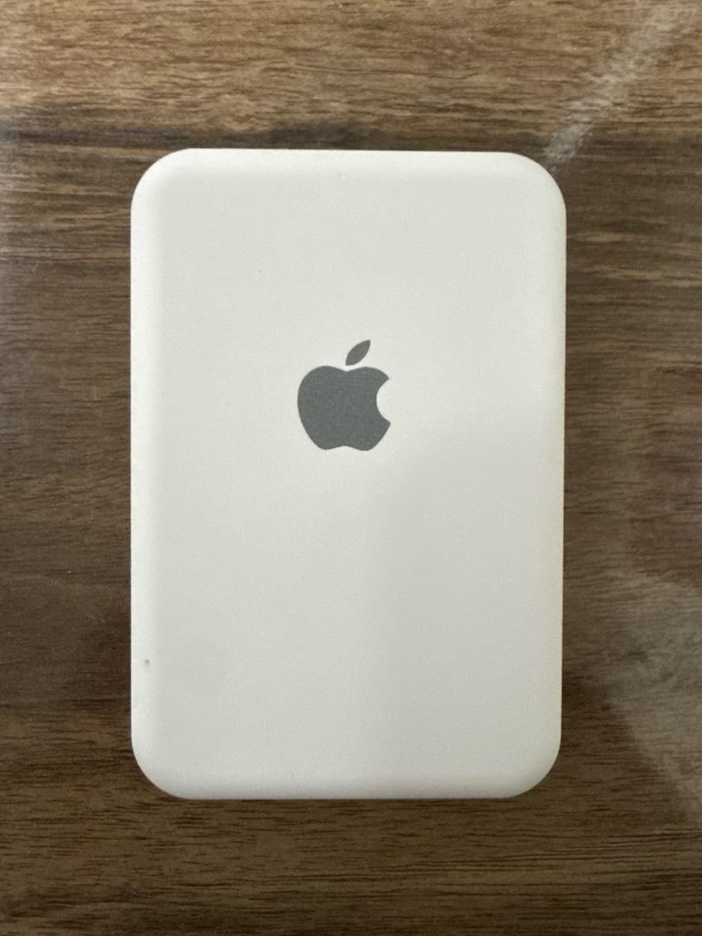 5000 mAh MagSafe uyumlu beyaz bir taşınabilir şarj cihazıdır POWERBANK - 2