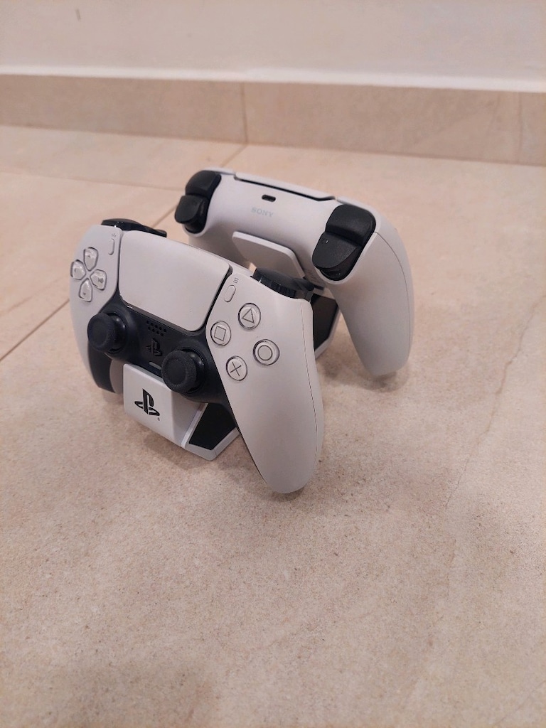 PLAYSTATION 5 PRO+2 KOL+ŞARJ İSTASYONU 2TB SIFIR GİBİ - 2