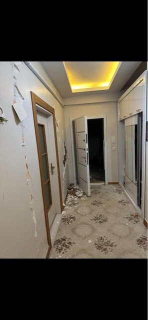 bütün ev eşyaları kapı pencere dolaplar parkeler aklınıza gelen her şy
