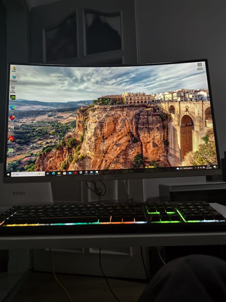 SAMSUNG 27 İNÇ CURVED OYUNCU MONİTÖRÜ - 5
