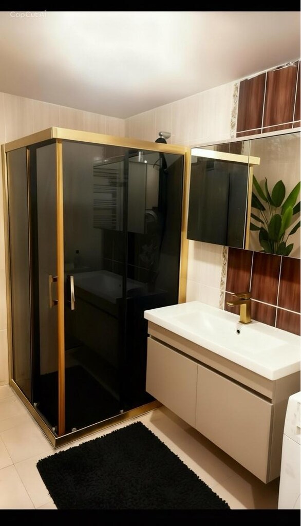 Gold profil füme cam sahra renk banyo dolabı gold musluk hepsi dahil