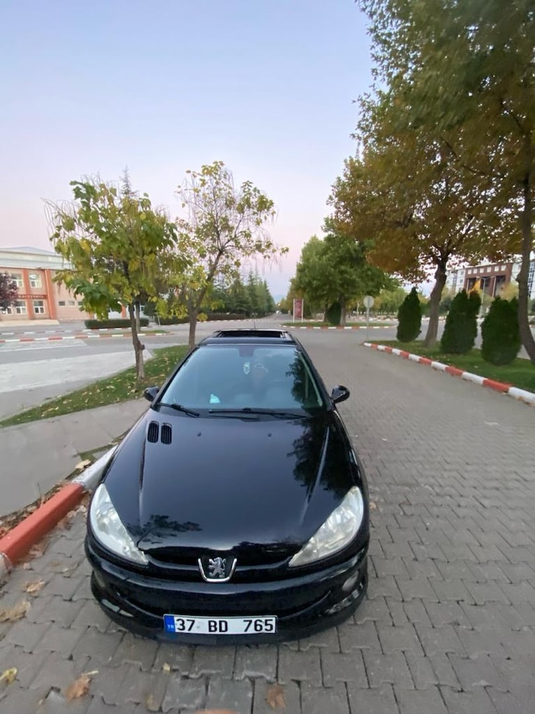 Siyah Hatchback Araba - 2