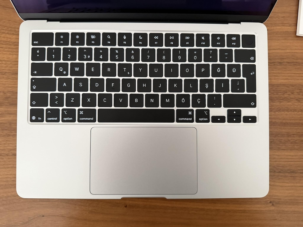 MACBOOK AIR M4 - 16GB RAM - 256 GB SSD - APPLE TRACKPAD HEDIYELI - 5