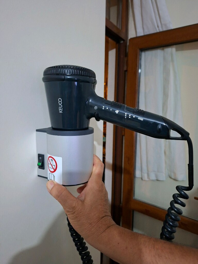 Keuco Profesynl Banyo Fön Makinesi açma kapama anahtar ile yapılmktdır