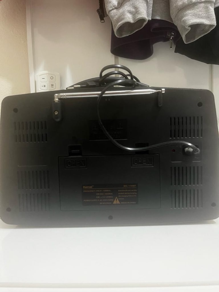 eski görünümlü modern radio - 3