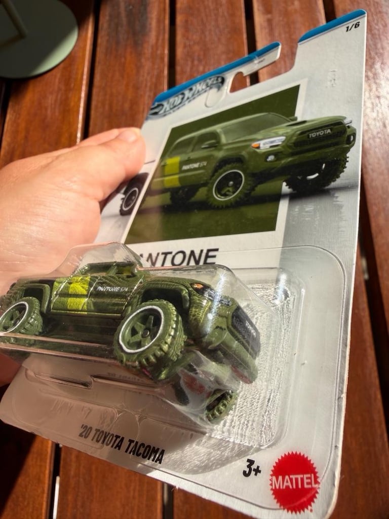 hotwheels 574 Pantone koleksiyonluk - 3