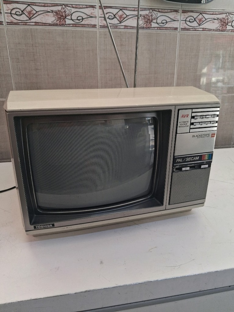 ESKİ RENKLİ TELEVİZYON ELEKTRİK GELMİYOR ARKA TARAFINDA ÇATLAK VAR - 5