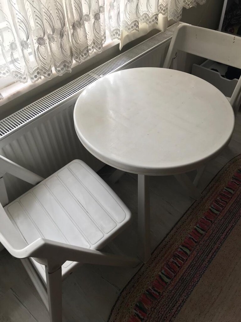 sert plastik balkon masası ve 2 sandalyesi - 2