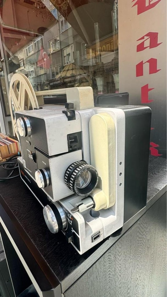 Eumig Mark 610D Film Makinesi Kutusu ve aparatı mevcut çalışıyor - 3