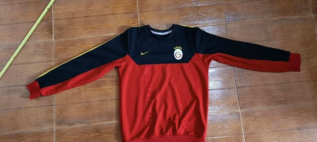 Nike Galatasaray sweat.. .Bir koltuk altı uçtan diğer uca yanlamasına