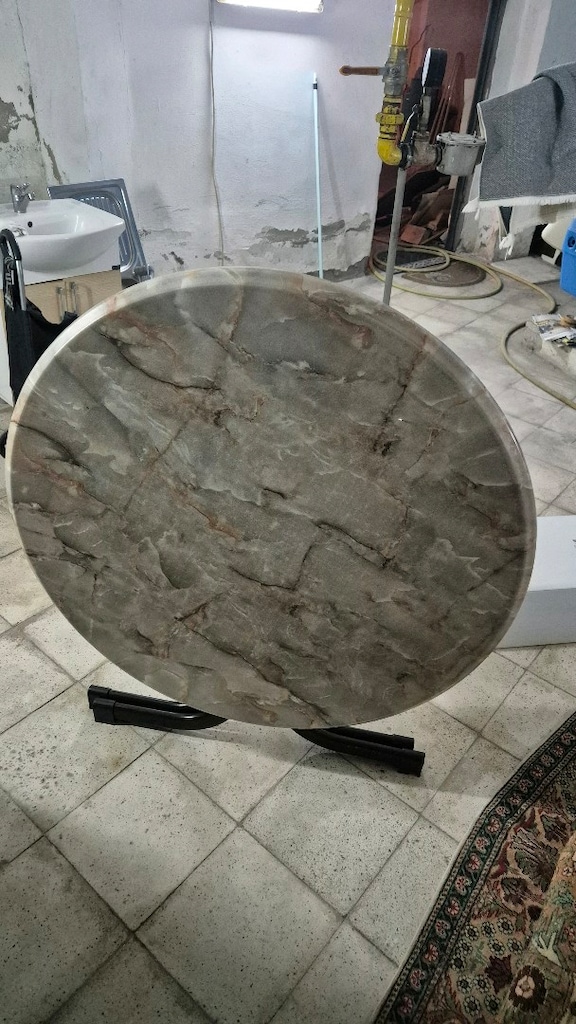 masa yuvarlak uzeri tahta deyil sert bir mazeme - 3