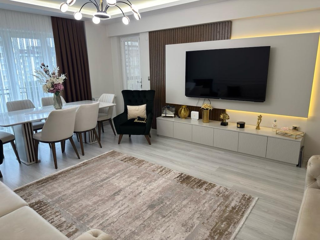 SALON TAKIMI PERDELER SEHPALAR AVİZE HALI DAHİL - 2