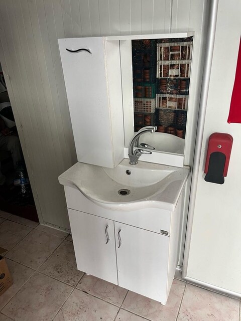 musluklu banyo dolabı