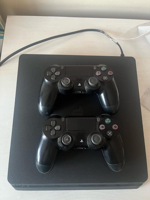 ilk sahibinden playstation 4 iki kolllu