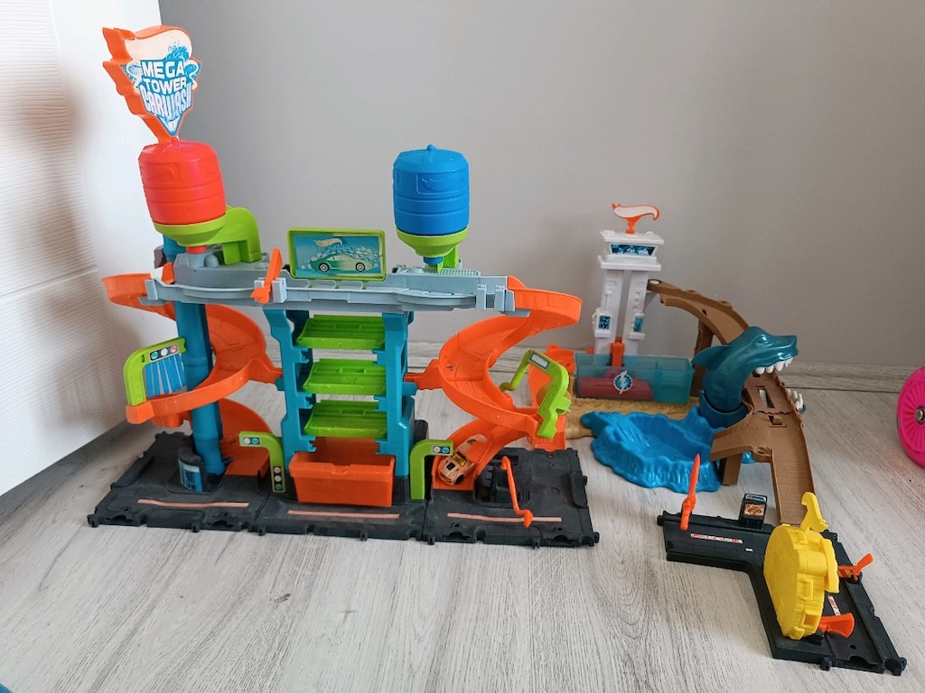 hotwheels yıkama seti yanında küçük köpek balığı seti ve park