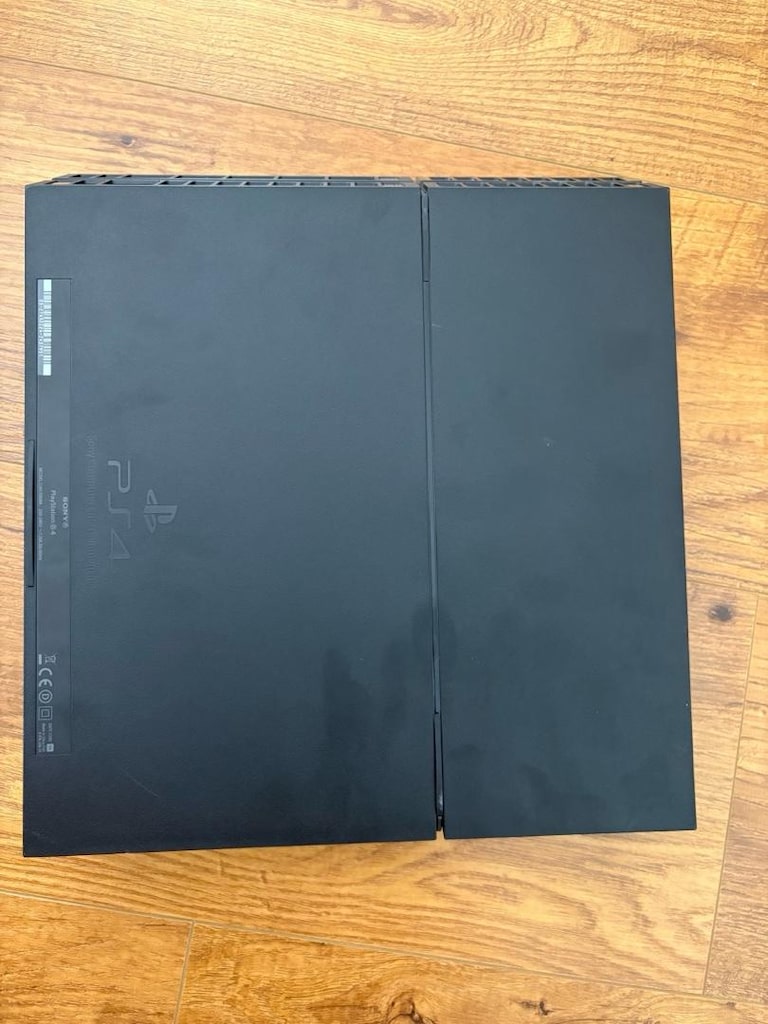 PS4 ve iki kol - 5