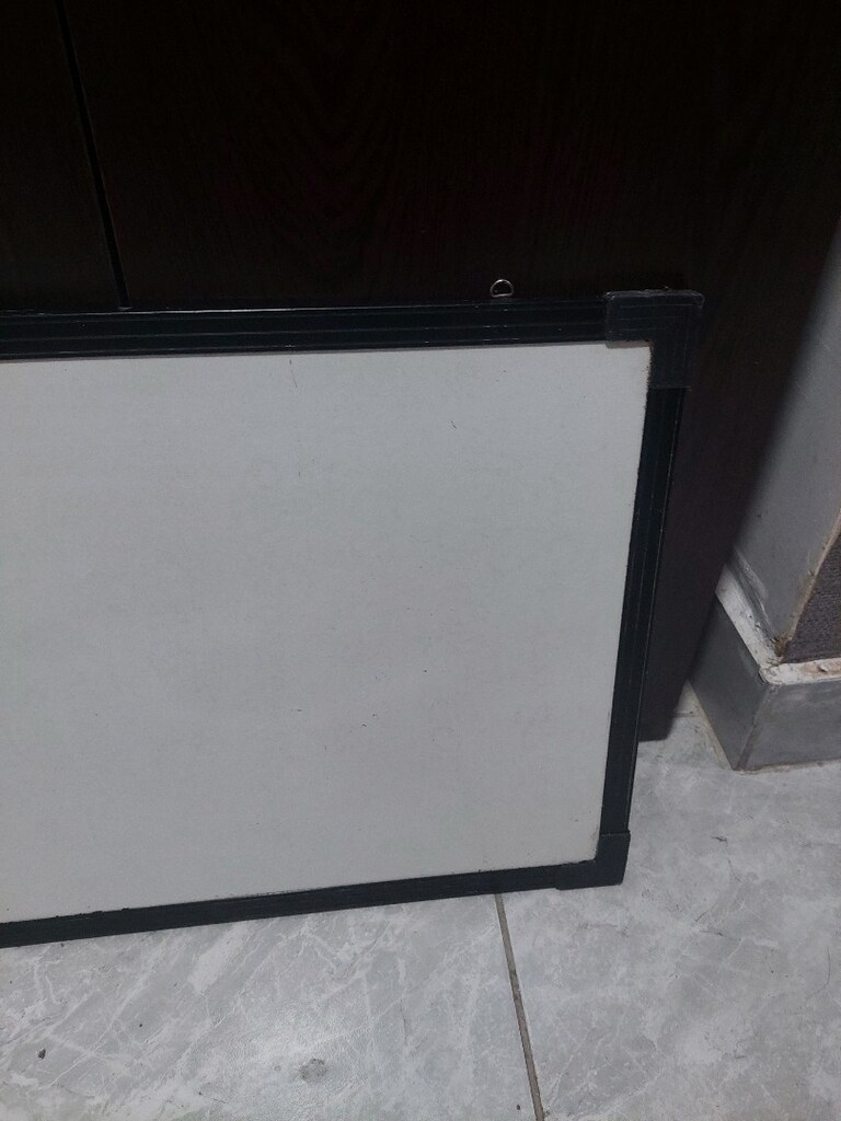 Yazı tahtası. Keçeli kalem ile yazılır.. 55x40 cm. Duvara asmalı. - 4