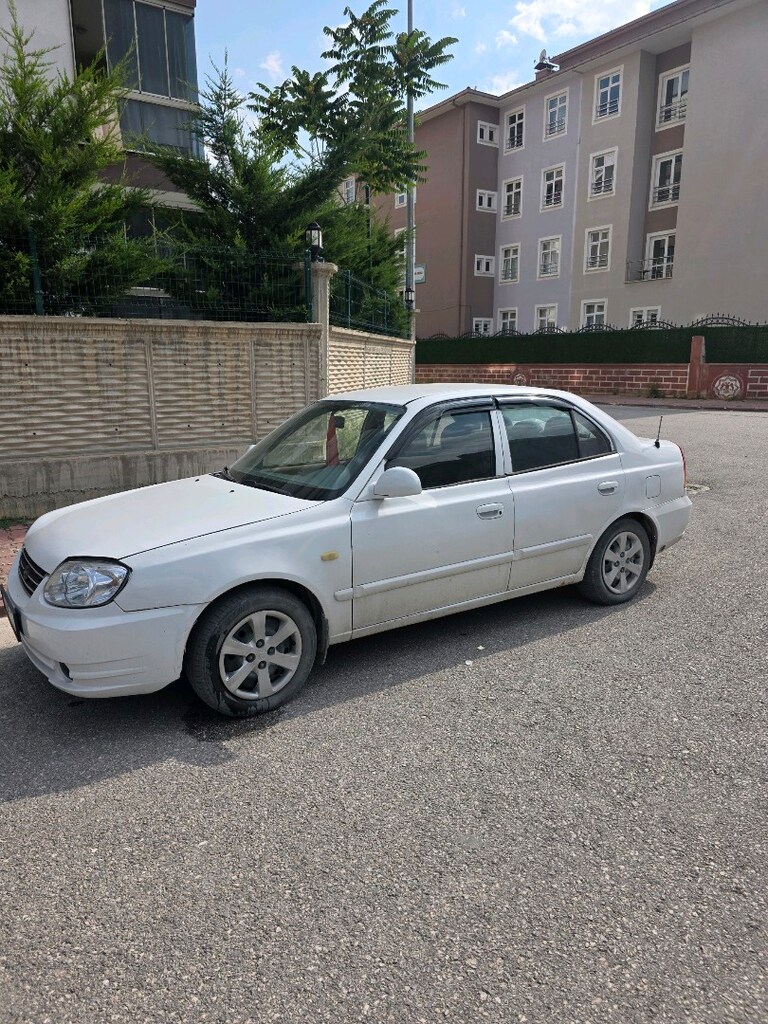 Hyundai Accent Admira - 4