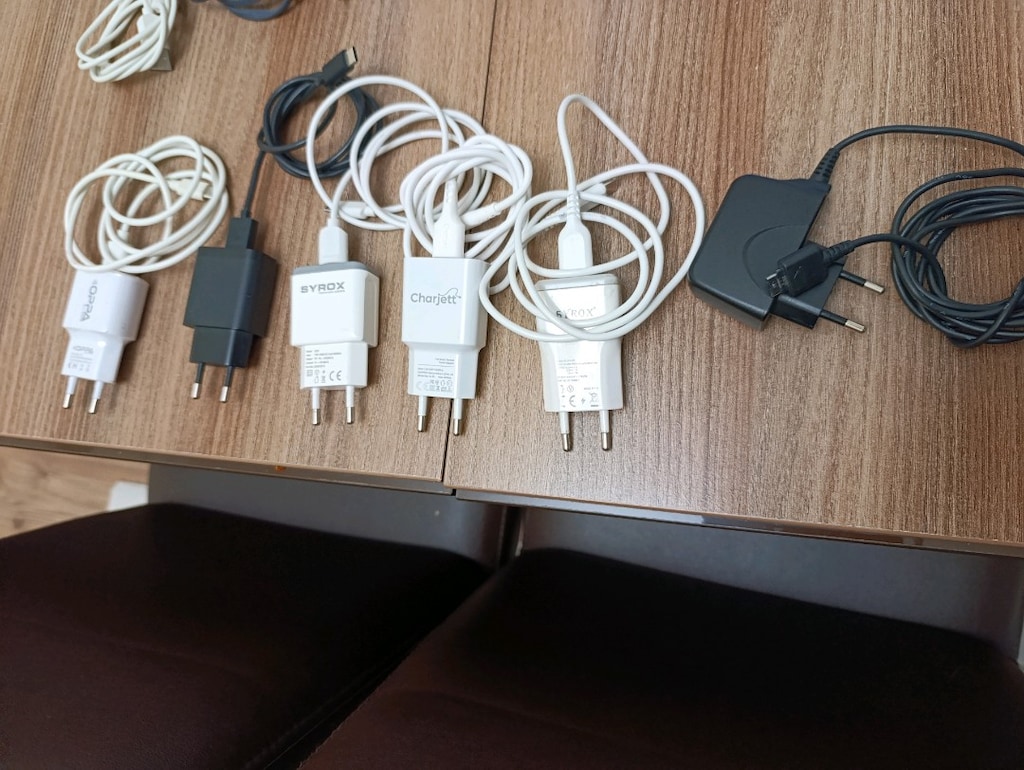 eski telefon şarj aleti ve USB kablosu - 2