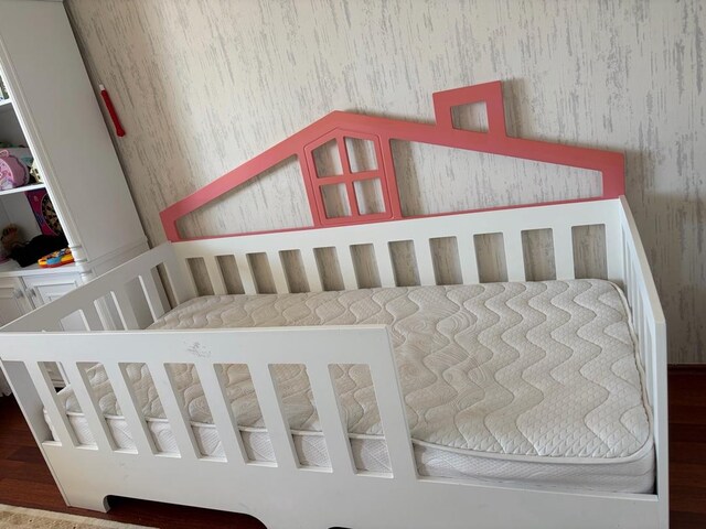 Ev Model Pembe-Beyaz Çocuk Karyolası + Yatak