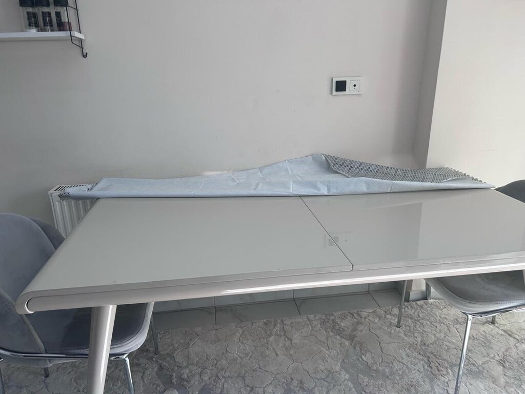 6 kişilik yemek masası yanında 2 tane sandelyesi var - 2