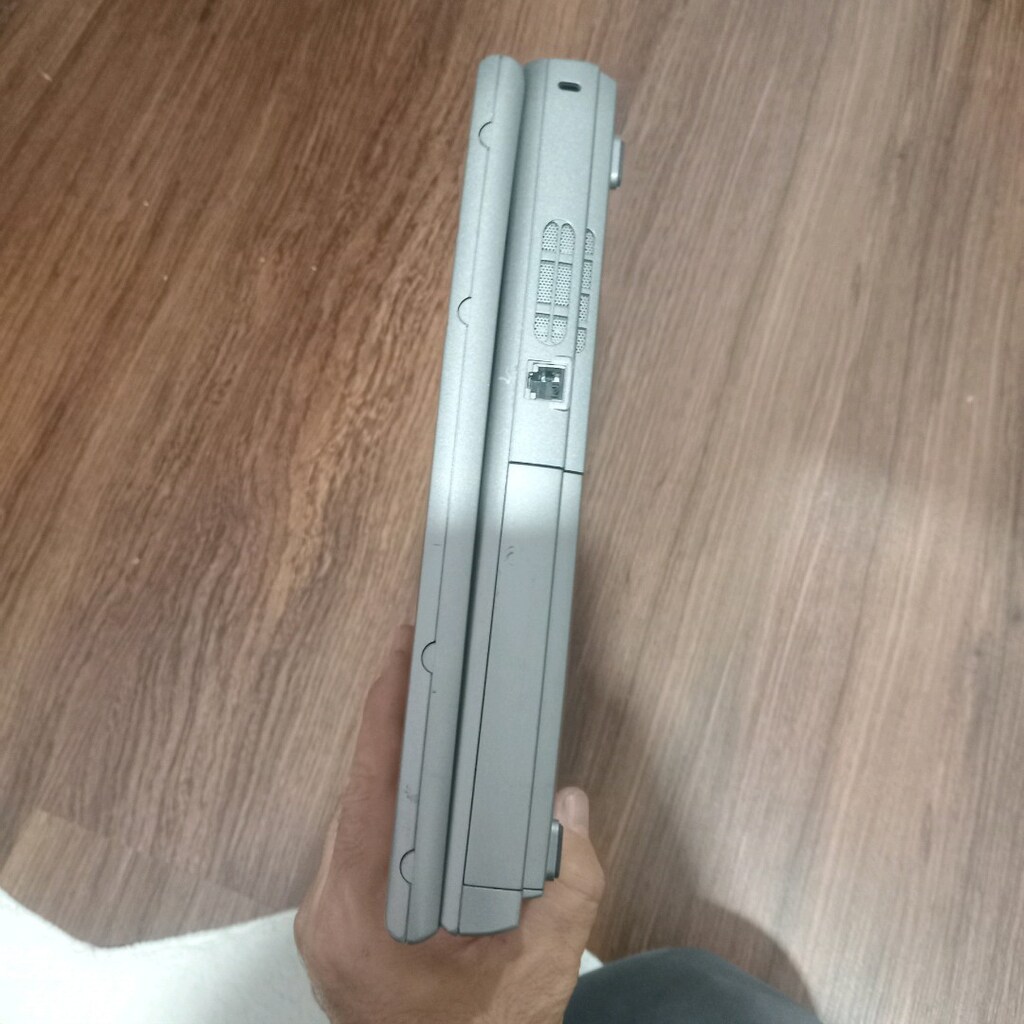 Koleksiyonluk çiziksiz laptop çalışıyor - 3