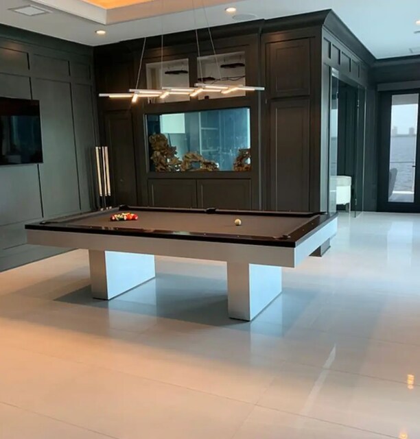 Bilardo masaları.