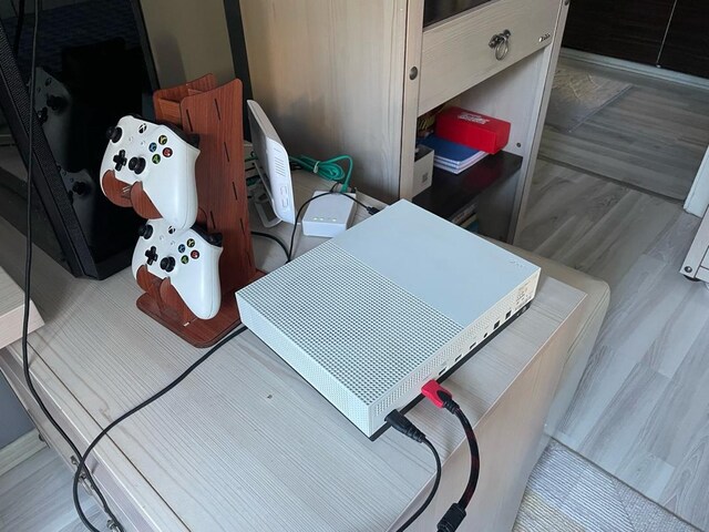 XBOX ONE S 500 GB + 2 KOL
