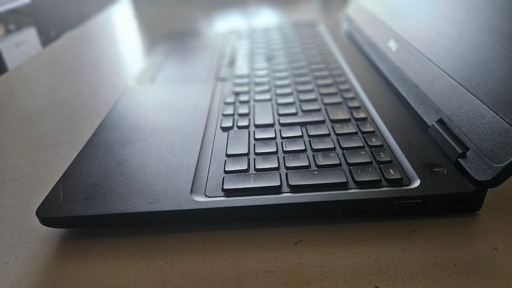 Dell Latidute 5590 İ7 8.Nesil 8 GB Ram 512 GB SSD 15.6" FULL HD - 7