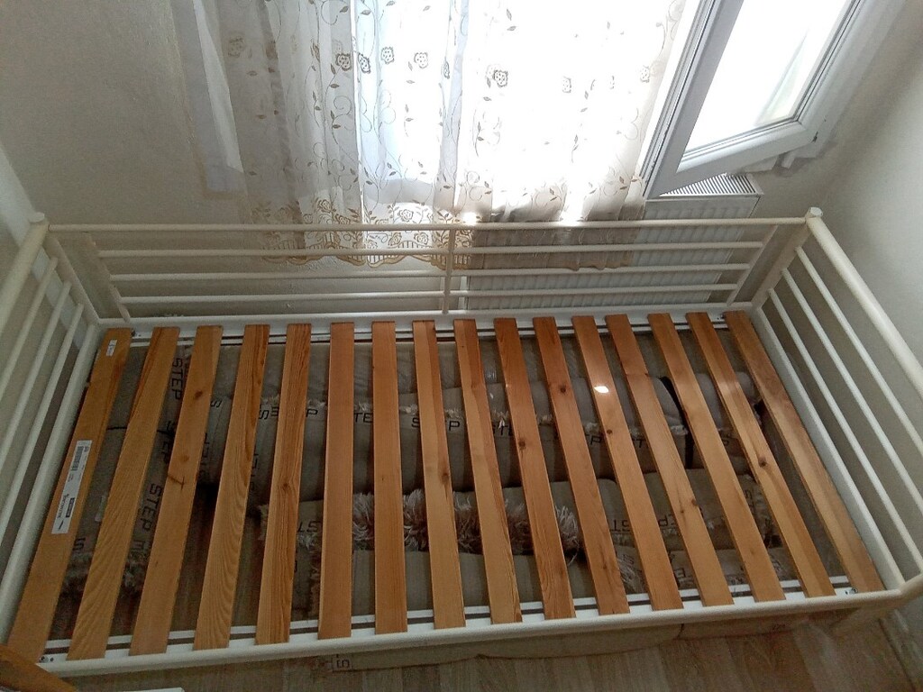 ikea beyaz ferforje divan ve tek kişilik karyola - 3