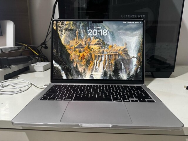 MacBook Air M4 13’ 256gb Gümüş
