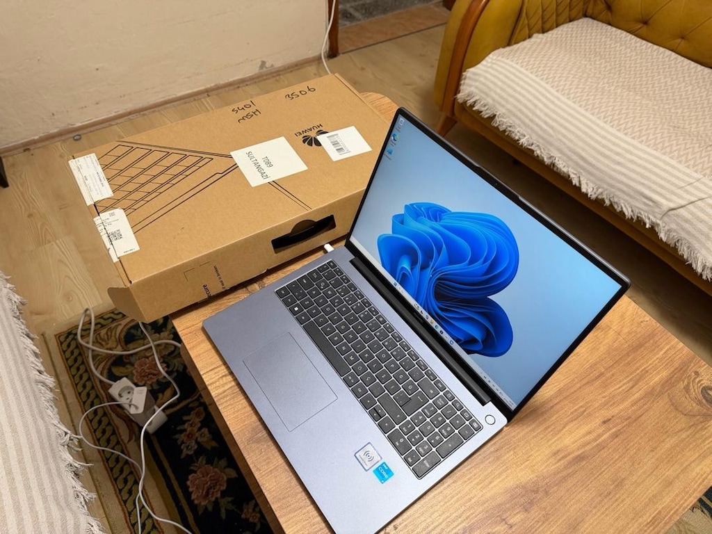 TERTEMİZ HUAWEİ MATEBOOK D 16 KUTUSU YANINDA - 2