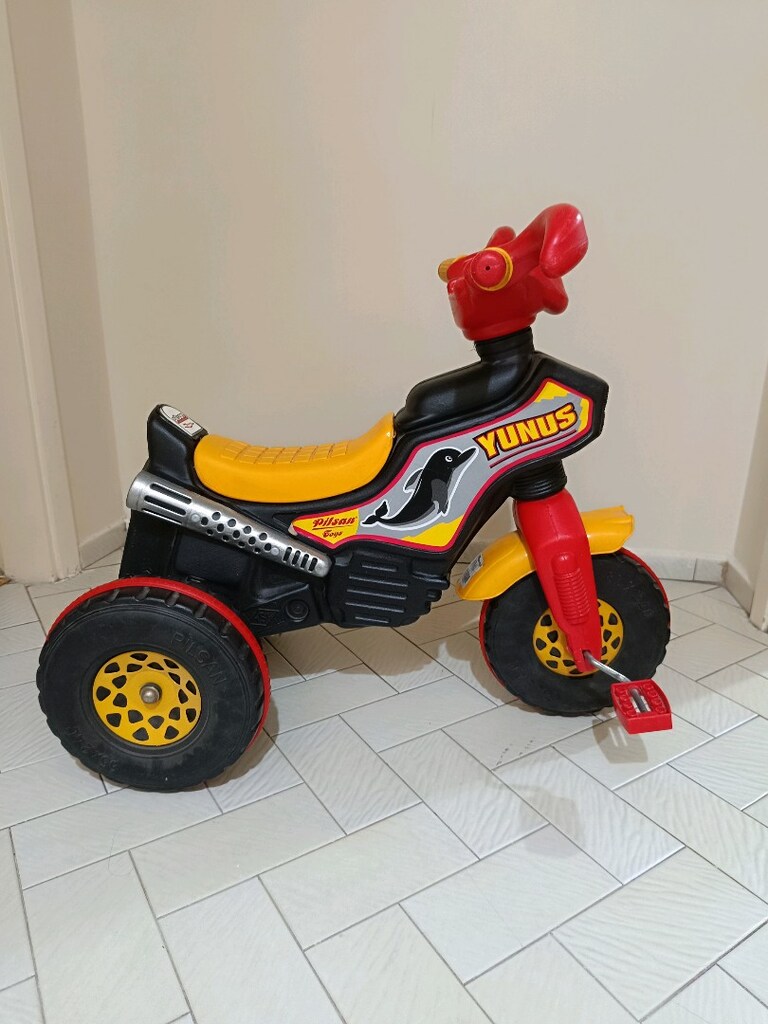 ÜÇ TEKERLEKLİ, YENİ GİBİ, TEMİZ,SATILIK MOTO ÇOCUK BİSİKLETİİ.
