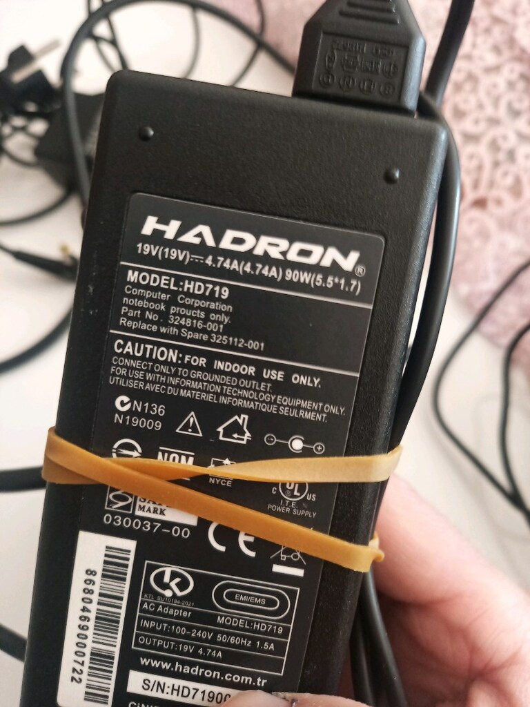 Elimde çeşitli Leptop adaptörleri mevcut fotolarda bakabilirsiniz - 2