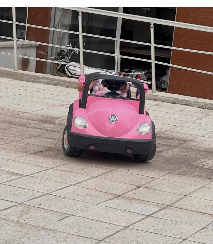 volkvagen pembe akülü araba - 2