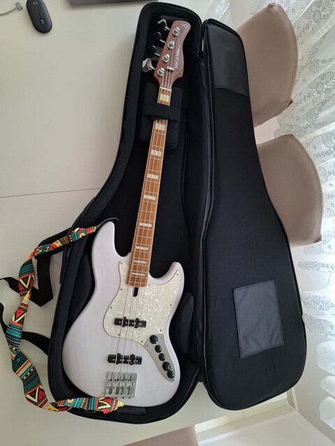 Sire Marcus Miller V8 4 Telli Bas Gitar
