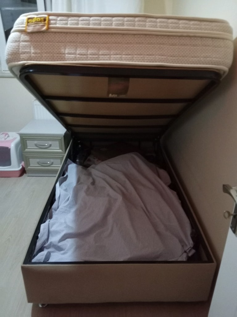 2 tane baza 2 tane yatak (eni 100 cm boyu 200 cm)tanesi 3000 - 2