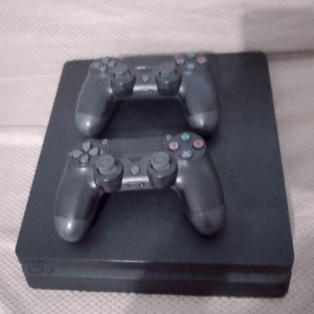 PS4 sorunuyok 2adet kol bulunmaktadır 2adet şarj kablosu bulunmaktadır - 3