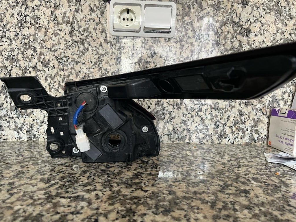 J12 2023 Qashqai orjinal sol stop görünen yerde kırık var. - 3