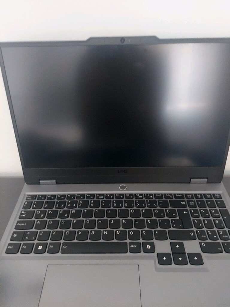 Lenovo LOQ 15IAX9 - 2