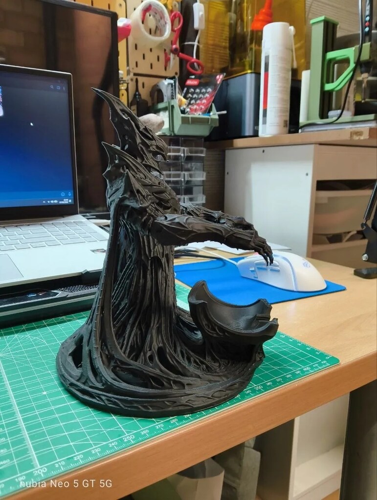 Karanlık Lord’un Tahtı – PS5 Kumanda Standı | 20 cm 3D Baskı - 6