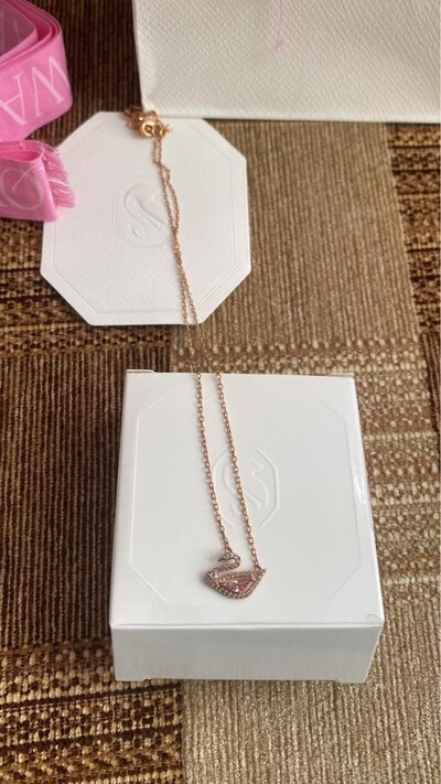 swarovski pembe kuğu kolye