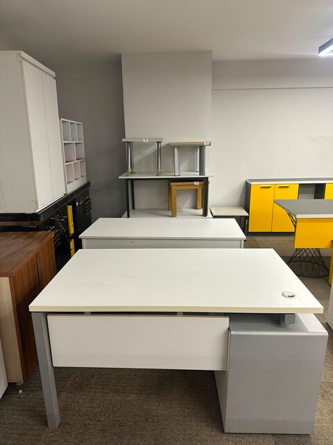 KLAS OFİS ÜSKÜDAR 140x80 CM MODERN KAVİSLİ ÇALIŞMA MASASI
