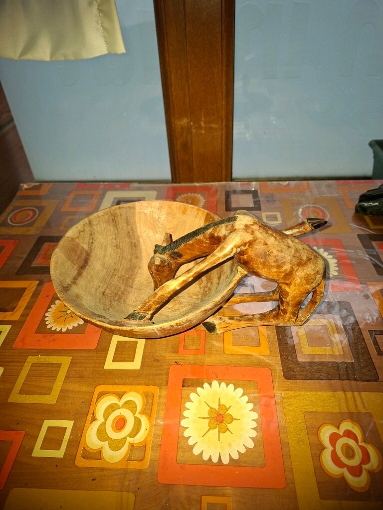 TEK PARÇADAN YONTMA SU İÇEN ZÜRAFA - 3