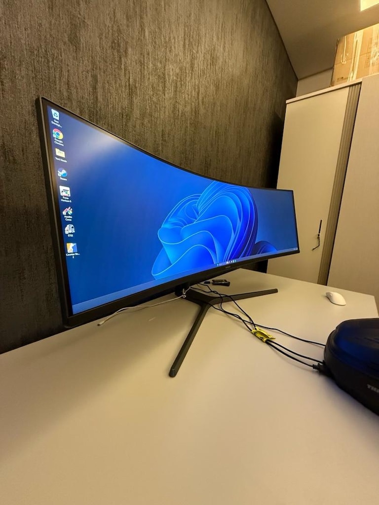 Samsung Monitör 49 inç Qled 144hz 3840x1080 - 3