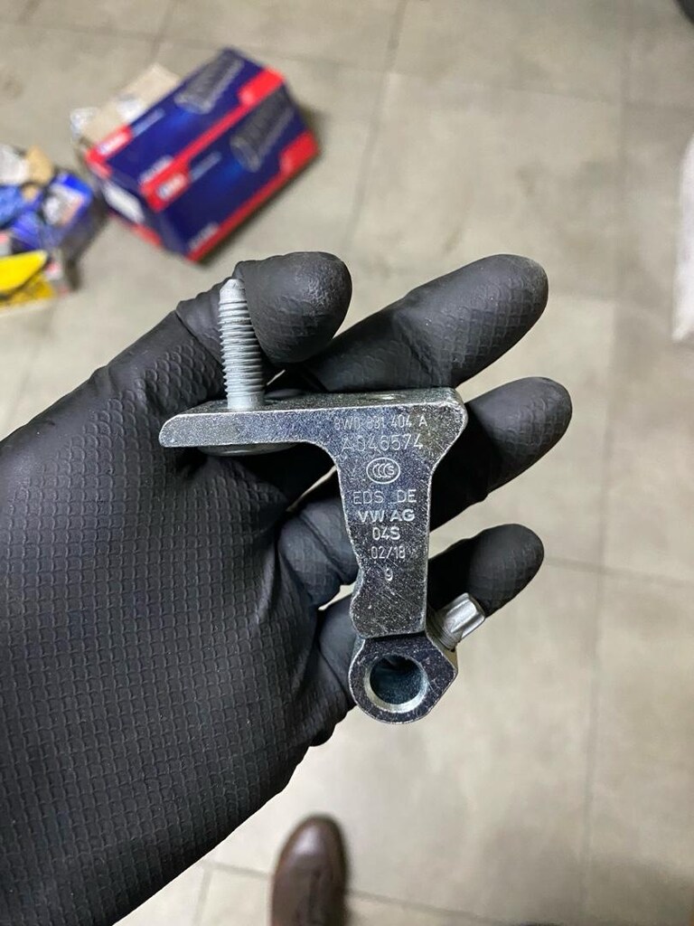 8W0831404A Menteşe Audi A4 Kapı Alt Menteşesi - 2
